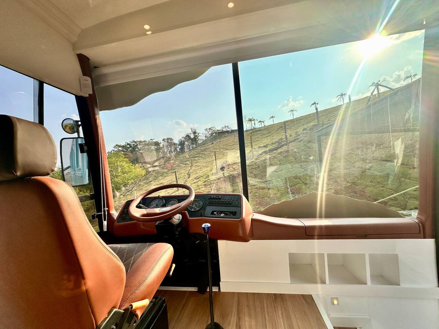 Airbnb surpreende com hospedagens em ônibus pelo Brasil