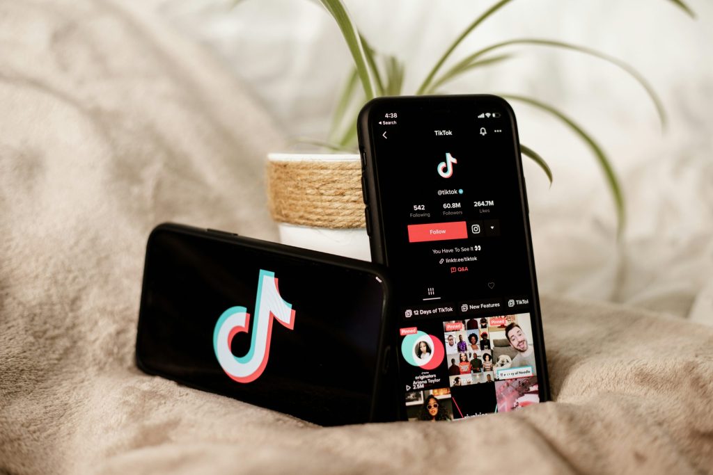 TikTok permitirá reservar hotéis diretamente pelo app com Booking.com