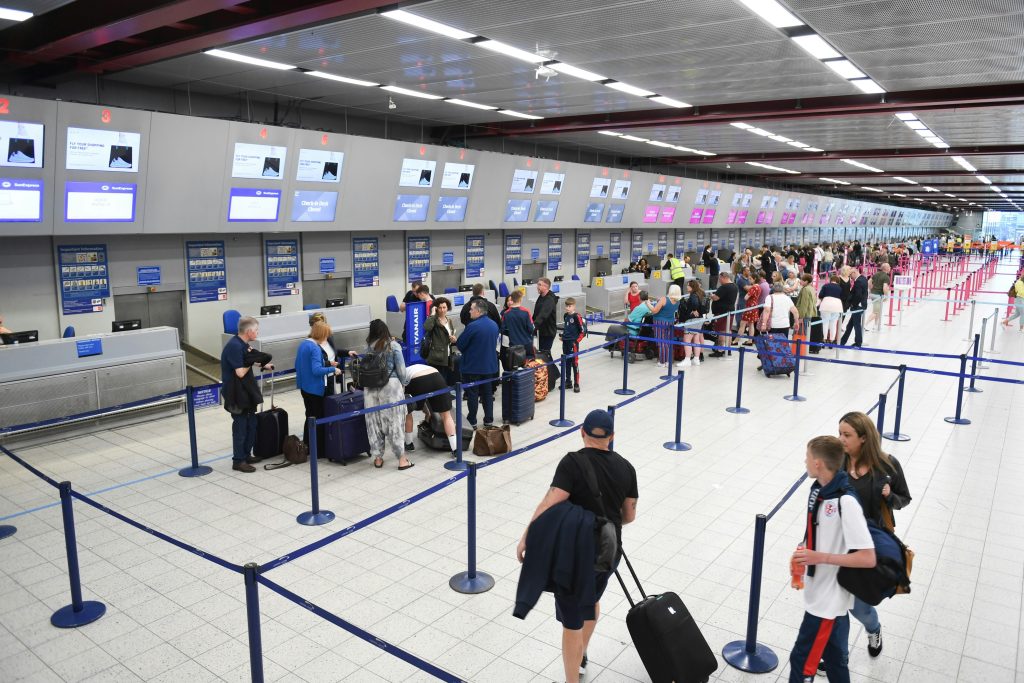 Pessoas no aeroporto 